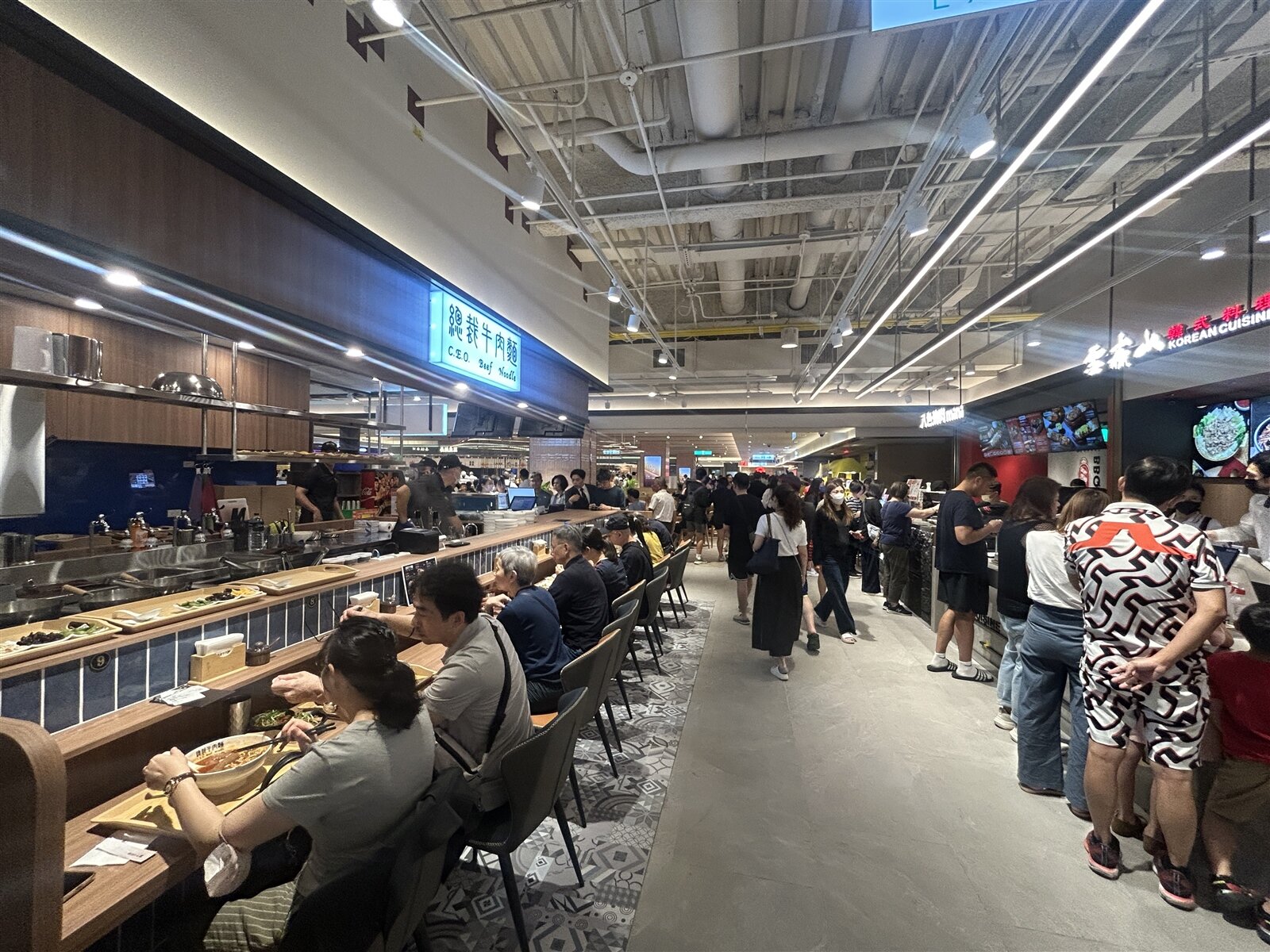 新光三越台中店回歸　事發樓層變這樣！民眾湧入美食街相挺